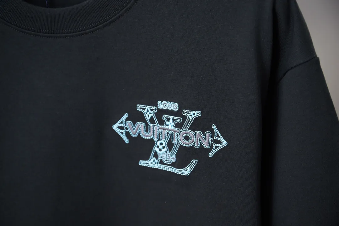 🅿️180 1V 25SS early spring new style Short sleeves with embroidered LV letters Light luxury Essential item for daily commuting for men and women Correct version Welcome to compare Detailed features · 320g 100% pure cotton double yarn jersey fabric · Special thickened 32 pieces of double-strand 1X1 thread in the same vat custom dyeing · Imported Tajima machine embroidery with various craft letters · Double-needle stitching and cross-stitching technology · Original main mark, washable tag, brand moisture-proof paper packaging Color: black/white Size: S/M/L/XL